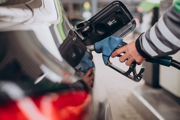 Reabastecimiento de combustible en la estación de combustible