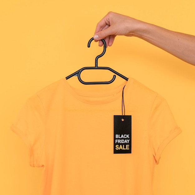 Foto gratuita rebajas de black friday camiseta en percha