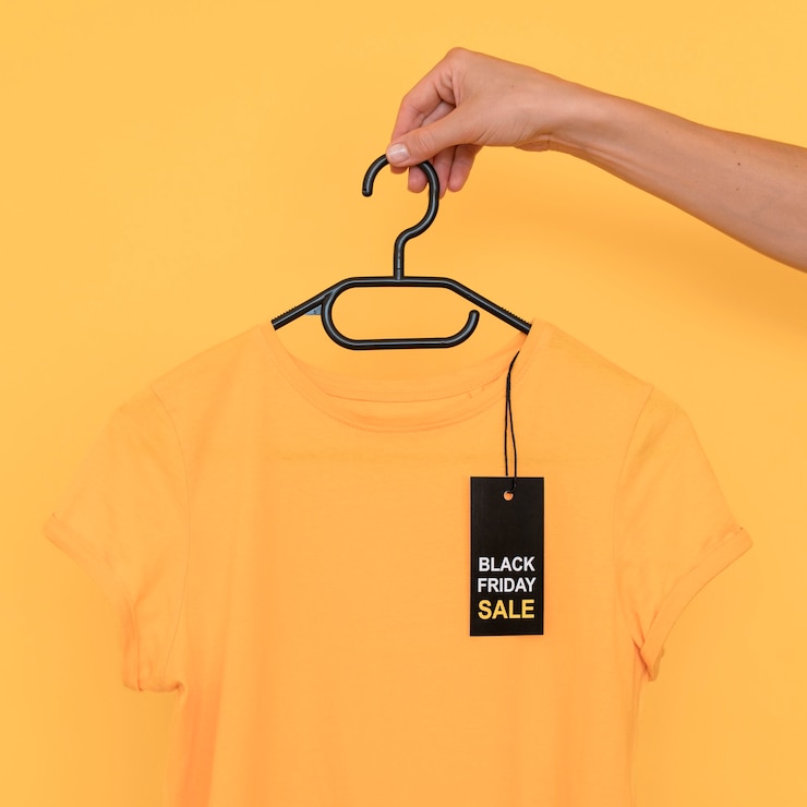 Foto gratuito rebajas de black friday camiseta en percha