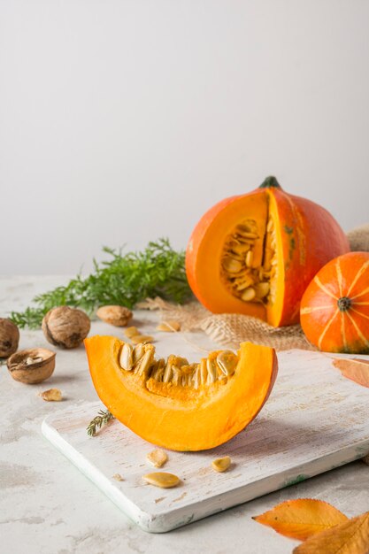 Rebanada de calabaza sobre tabla de madera