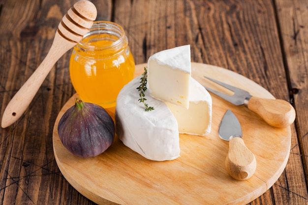 Rebanada de camembert de alto ángulo en la parte superior del rollo con miel