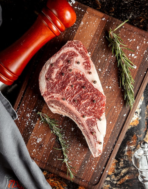 Foto gratuita rebanada de carne cruda con sal en la mesa de corte