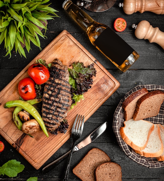 Rebanada de carne finamente asada con verduras