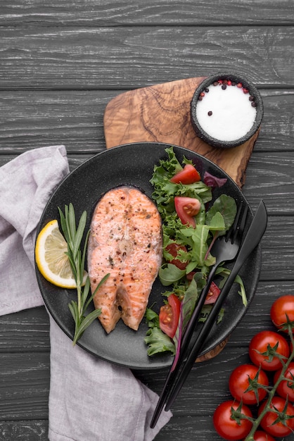 Foto gratuita rebanada de corte exótico de salmón y ensalada de mariscos