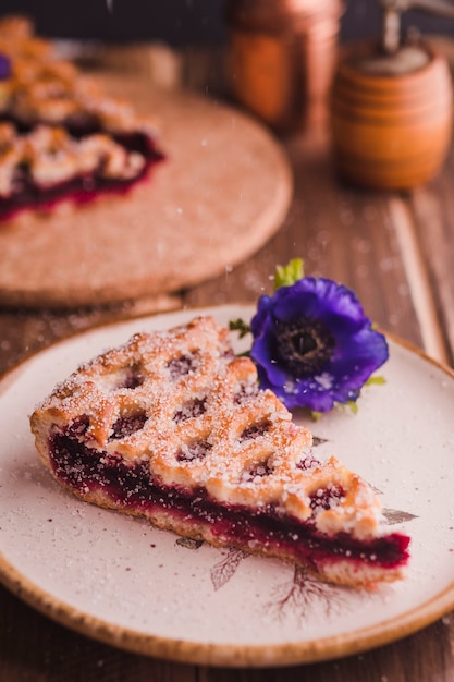 Foto gratuita rebanada de deliciosa tarta con flor