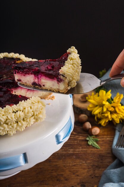 Rebanada de delicioso pastel de cerca