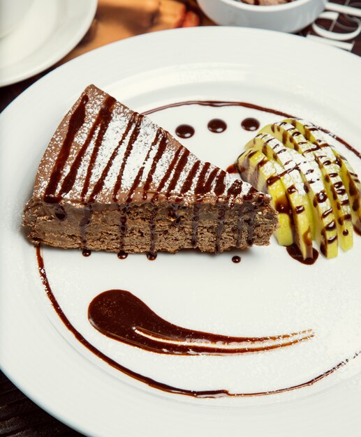 Rebanada de la empanada de manzana del chocolate con la salsa del choco y las rebanadas de la manzana.