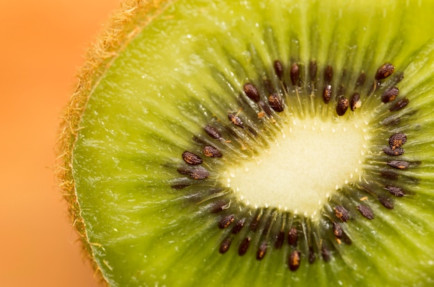 Foto gratuita rebanada enfocada de kiwi