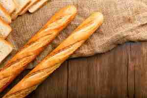 Foto gratuita rebanada de pan con baguette sobre mantel