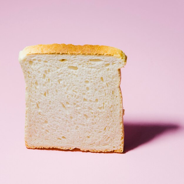 Rebanada de pan con fondo de color