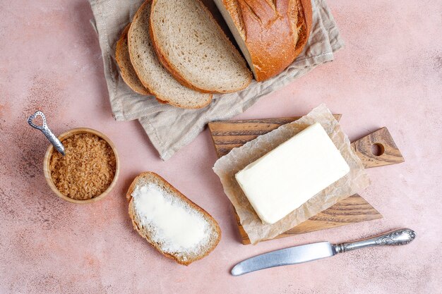 Una rebanada de pan con mantequilla.