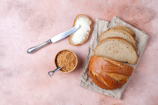 Una rebanada de pan con mantequilla.