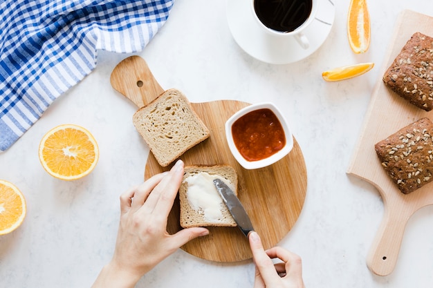 Rebanada de pan con mermelada de mantequilla y café