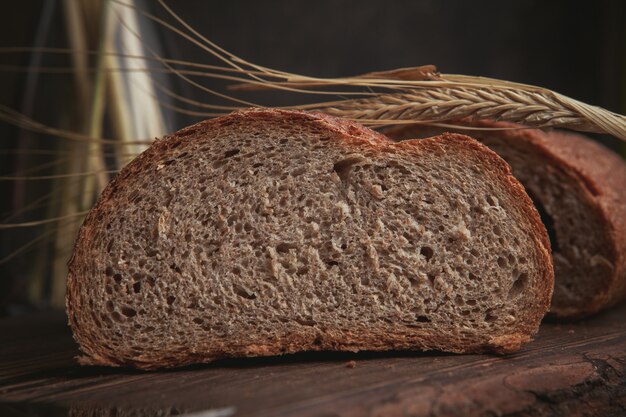 Rebanada de pan sobre una tabla para cortar y primer plano marrón oscuro