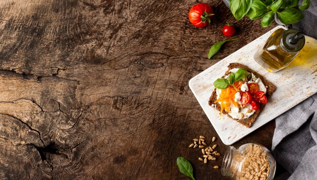 Rebanada de pan tostado con espacio de copia de tomates cherry