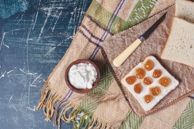 Rebanada de pan tostado con yogur y confitura de cerezas.