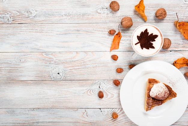 Rebanada de pastel y café con espacio de copia