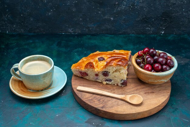 Rebanada de pastel de cereza con guindas frescas y leche en la oscuridad