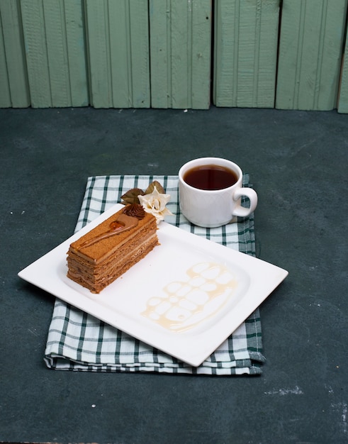 Una rebanada de pastel de chocolate de cacao en un plato blanco.