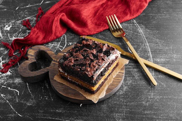 Una rebanada de pastel de chocolate y caramelo.