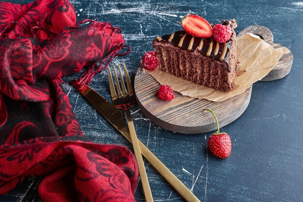 Una rebanada de pastel de chocolate con fresas.