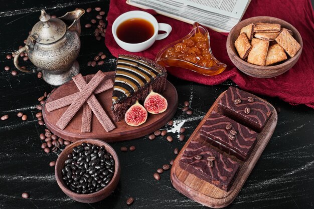 Rebanada de pastel de chocolate con galletas y té.