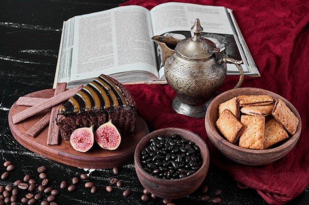 Rebanada de pastel de chocolate con galletas.