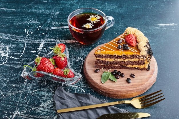 Una rebanada de pastel de chocolate sobre una tabla de madera.