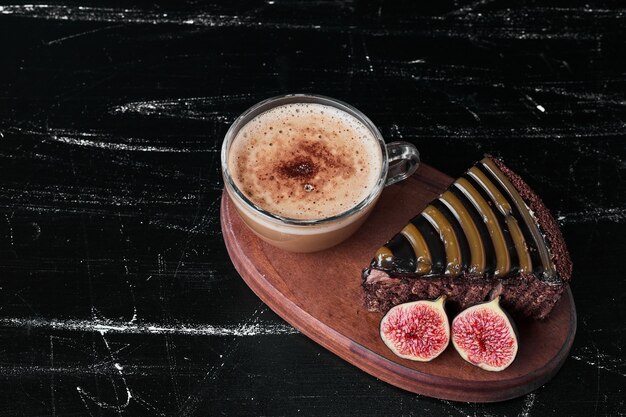 Rebanada de pastel de chocolate con una taza de café.