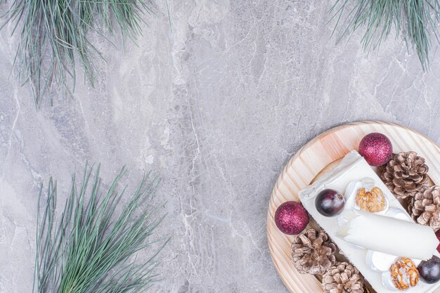 Una rebanada de pastel de coco con bayas y una decoración navideña.