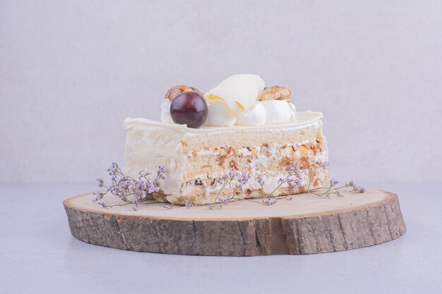 Una rebanada de pastel de coco con nueces y bayas.