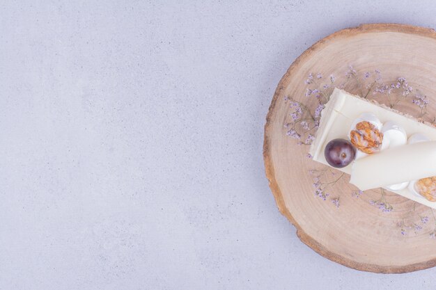 Una rebanada de pastel de coco con nueces y bayas.