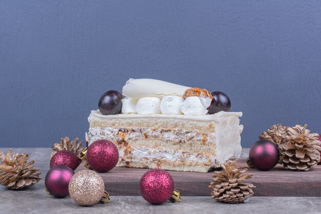 Una rebanada de pastel de coco sobre una tabla de madera en concepto de Navidad