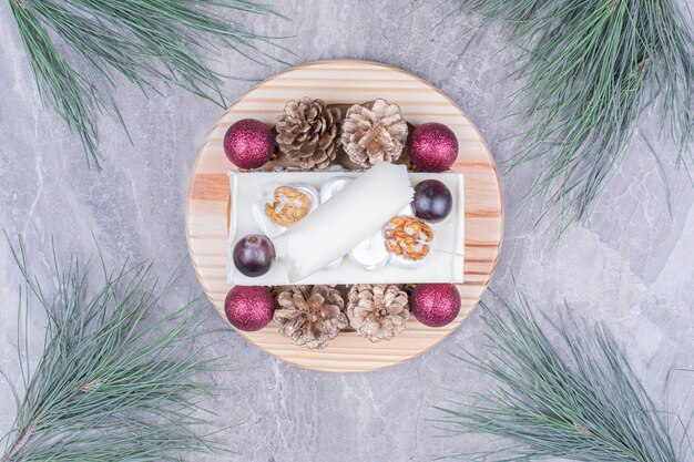 Una rebanada de pastel de coco sobre una tabla de madera en concepto de Navidad