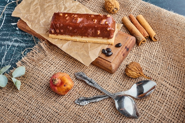 Una rebanada de pastel con crema de chocolate y frutas, vista superior.