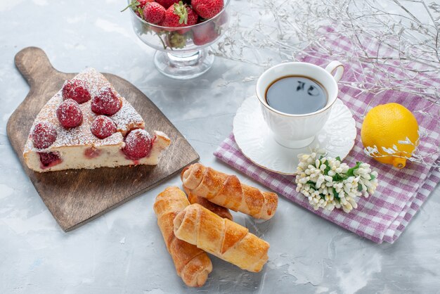 Foto gratuita rebanada de pastel con fresas rojas frescas, brazaletes dulces y café en una mesa de luz, pastelería de té de galletas de galletas dulces