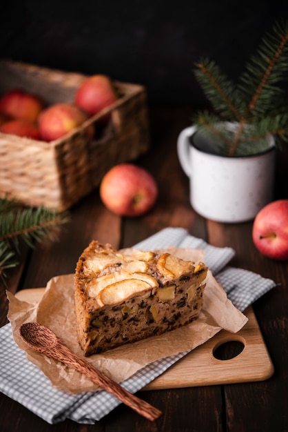 Rebanada de pastel con manzanas y pino