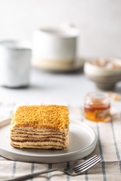 Rebanada de pastel de miel casero