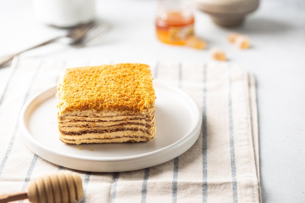 Rebanada de pastel de miel casero