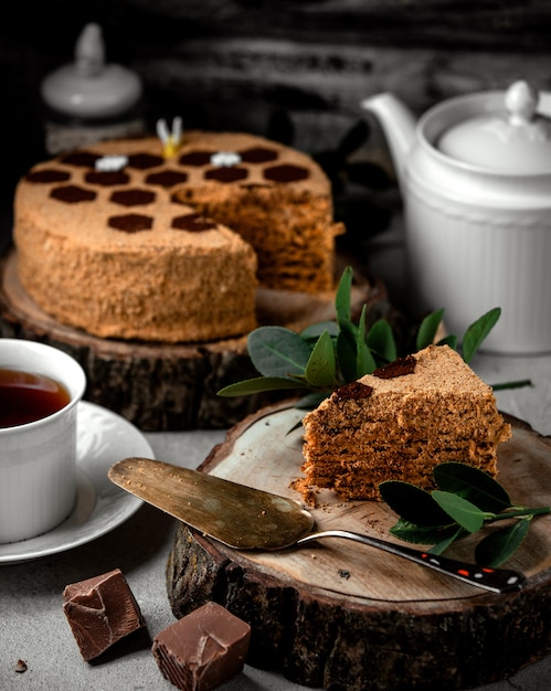 Una rebanada de pastel de miel con crema de chocolate