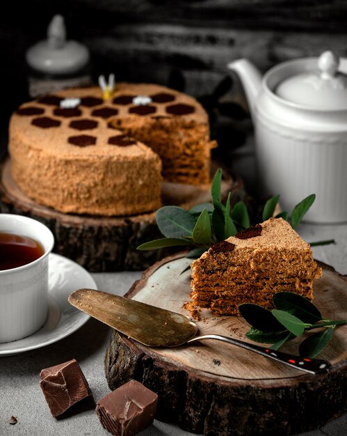 Una rebanada de pastel de miel con crema de chocolate