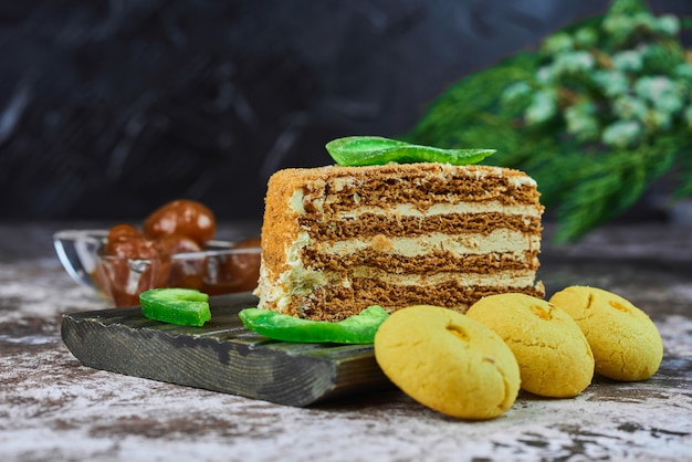 Una rebanada de pastel de miel con galletas de mantequilla.