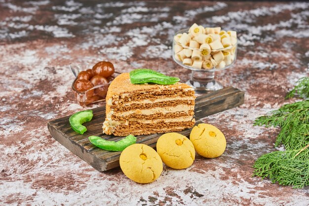 Una rebanada de pastel de miel con galletas de mantequilla.