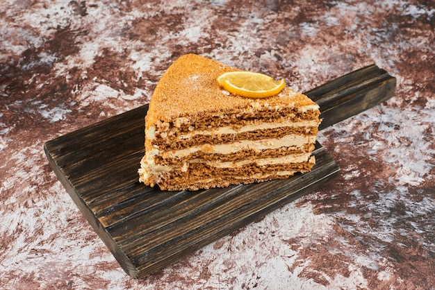 Una rebanada de pastel de miel con limón.