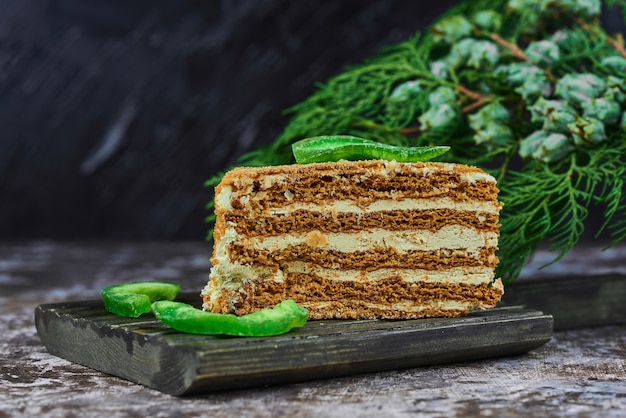 Una rebanada de pastel de miel en un plato rústico.