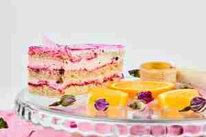 Foto gratuita una rebanada de pastel rosa con frutas.