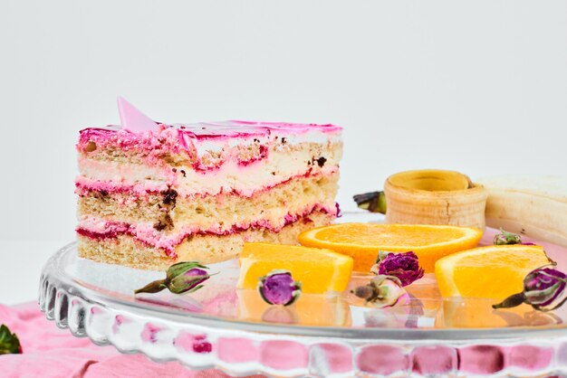 Una rebanada de pastel rosa con frutas.