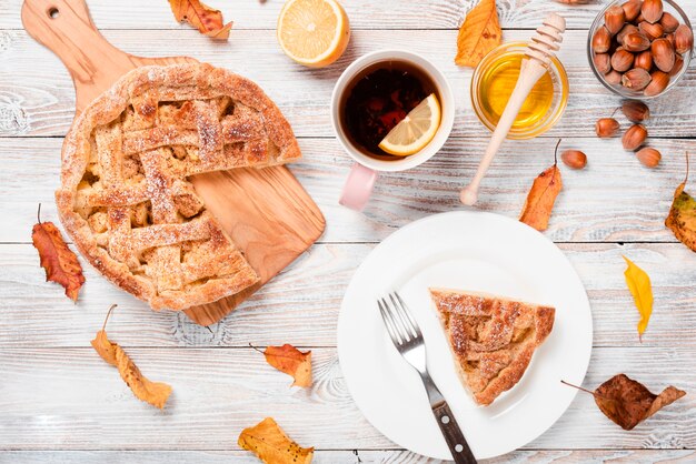 Rebanada de pastel con té y miel