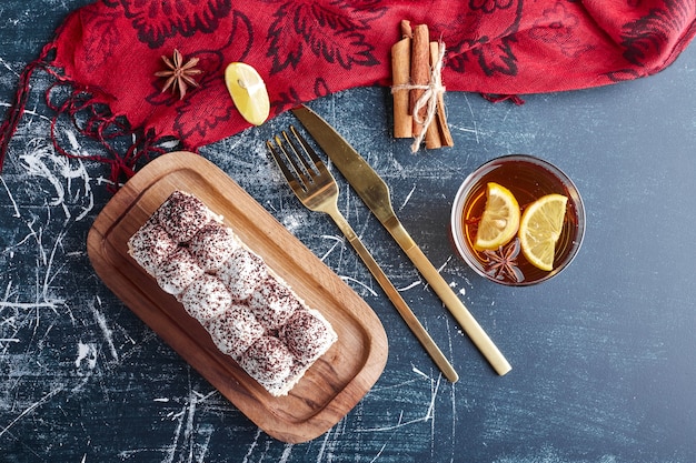 Una rebanada de pastel de tiramisú con cacao en polvo, vista superior.