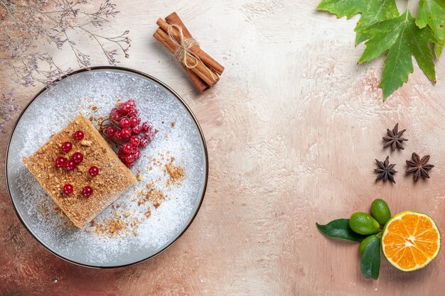 Rebanada de pastel de vista superior con frutos rojos en la luz